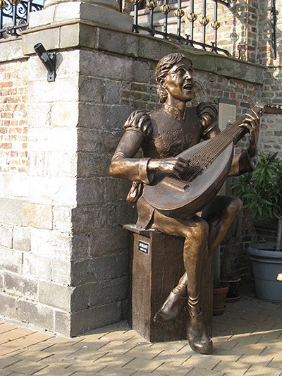 Lute statue